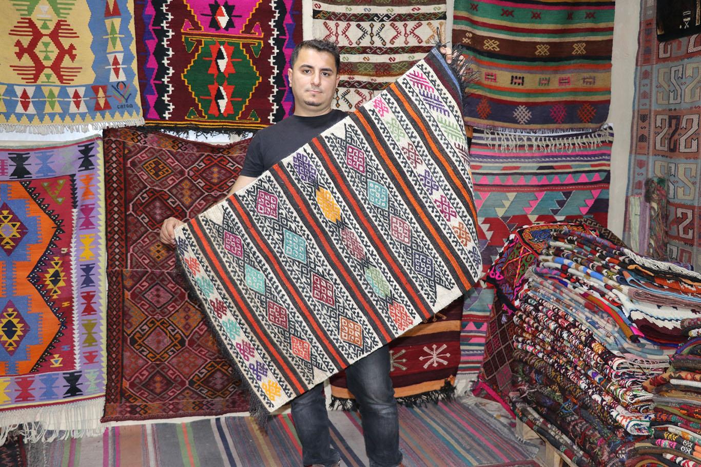 Köy köy dolaşarak tarihi halı ve kilimleri topluyor